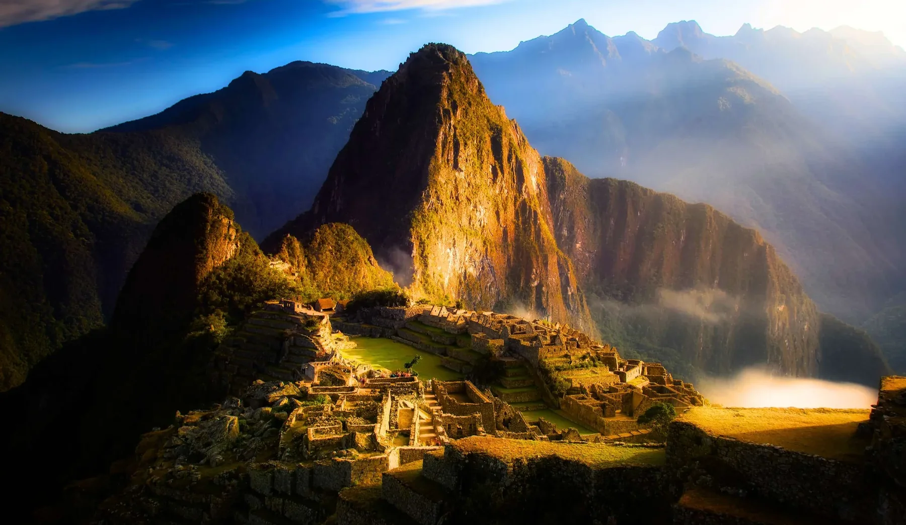 Machu Picchu entre as montanhas dos Andes peruanos