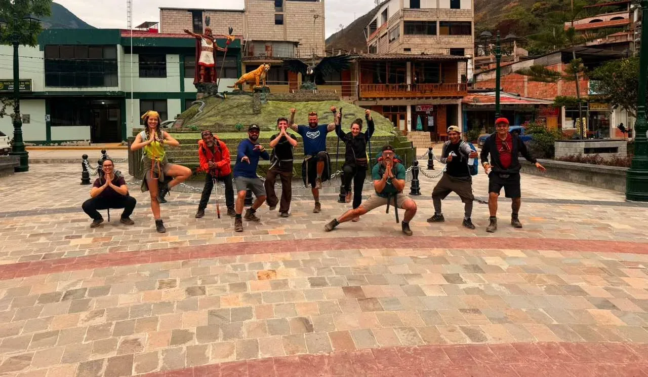 Viajantes da Habitat reunidos no centro de Cusco
